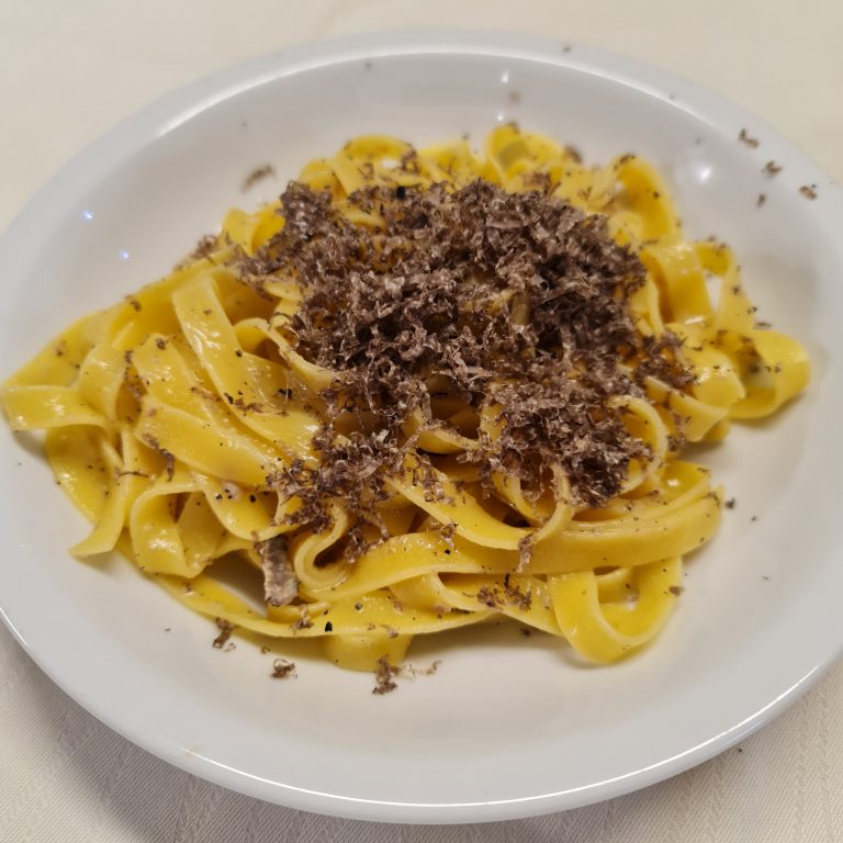 tAGLIATELLE AL TARTUFO NERO